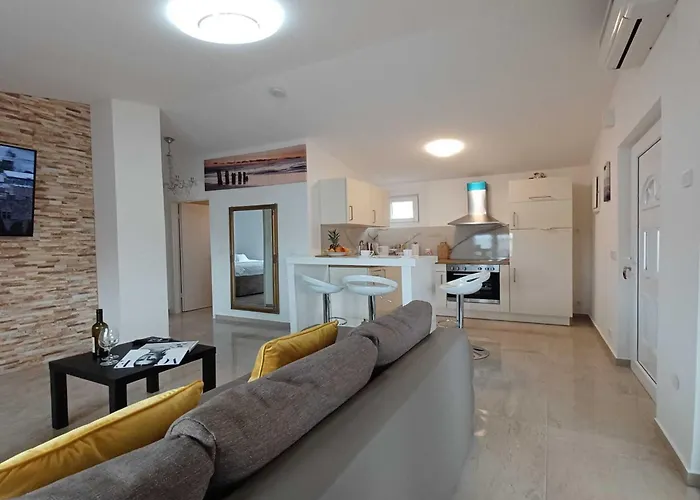 Beachfront With Balcony And Sea View Apartment *