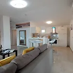 Beachfront With Balcony And Sea View 公寓 *