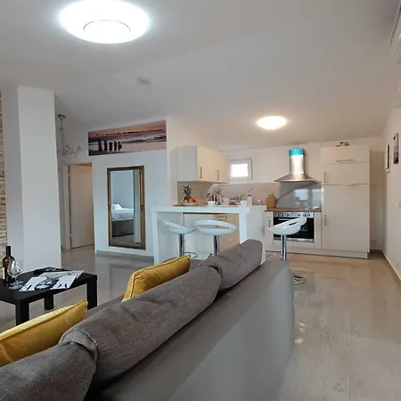 Beachfront With Balcony And Sea View 公寓 *