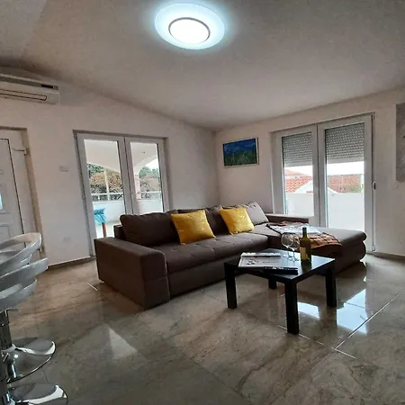 公寓 Beachfront With Balcony And Sea View