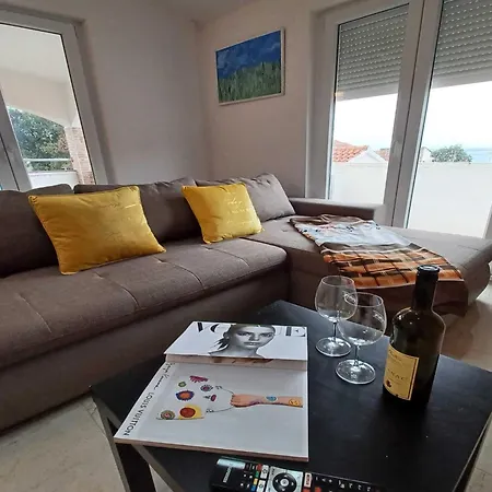 公寓 Beachfront With Balcony And Sea View *